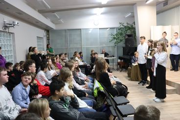 Inscenizacja z udziałem uczniów wieluńskich szkół w Bibliotece Miejskiej - dotyczyła Nagrody Nobla
